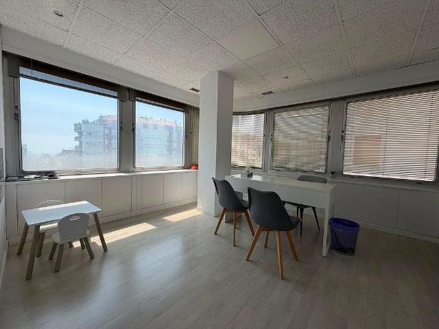 Oficina en alquiler en calle De la Mare de Déu de la Salut, Barcelona, de 138 m² por 1.700
