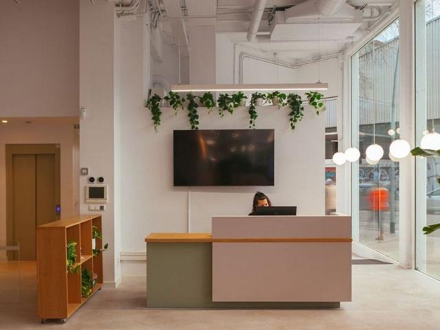 Oficina en alquiler en calle De la Ciutat de Granada, Barcelona, de 245 m² por 7.000