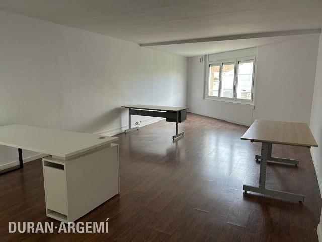 Oficina en alquiler en calle De la Rasa, Terrassa, de 52 m² por 400