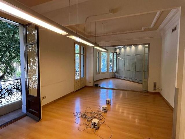 Oficina en alquiler en calle De París, Barcelona, de 110 m² por 1.630