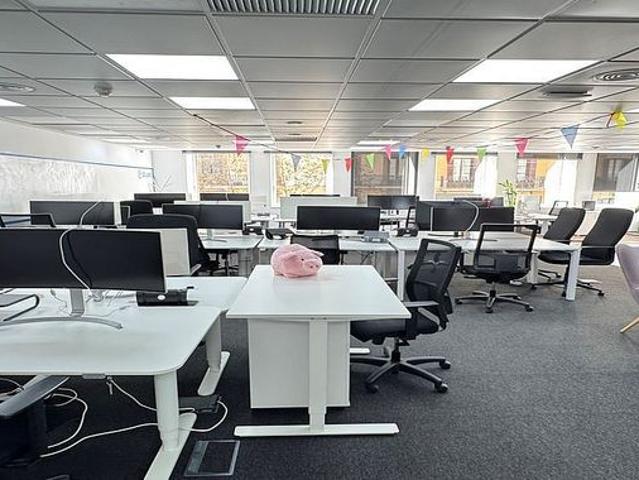 Oficina en alquiler en calle De Pau Claris, Barcelona, de 400 m² por 6.800