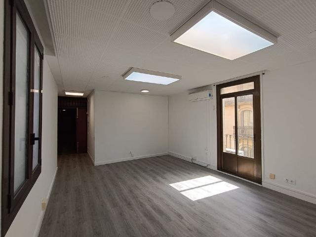 Oficina en alquiler en calle De Pelai, Barcelona, de 27 m² por 700