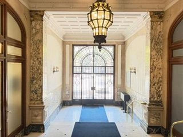 Oficina en alquiler en calle De Roger de Llúria, Barcelona, de 251 m² por 3.750