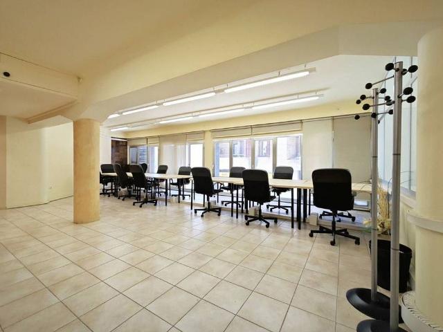 Oficina en alquiler en calle De Saclosa, Manresa, de 84 m² por 500