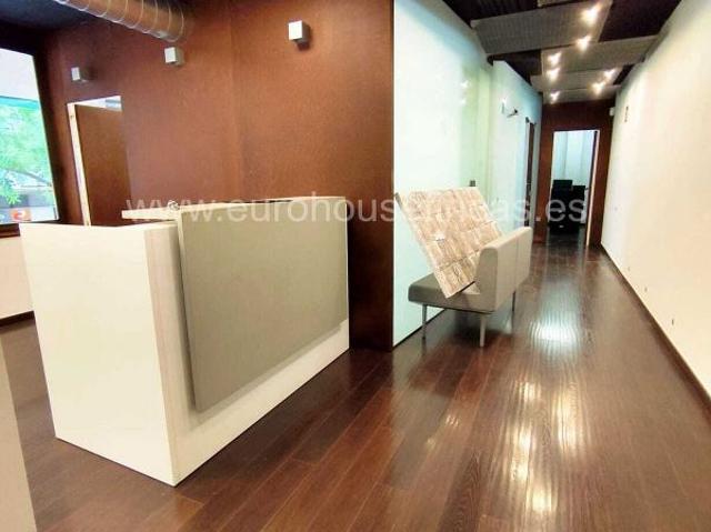 Oficina en alquiler en calle De Sants, Barcelona, de 120 m² por 2.350