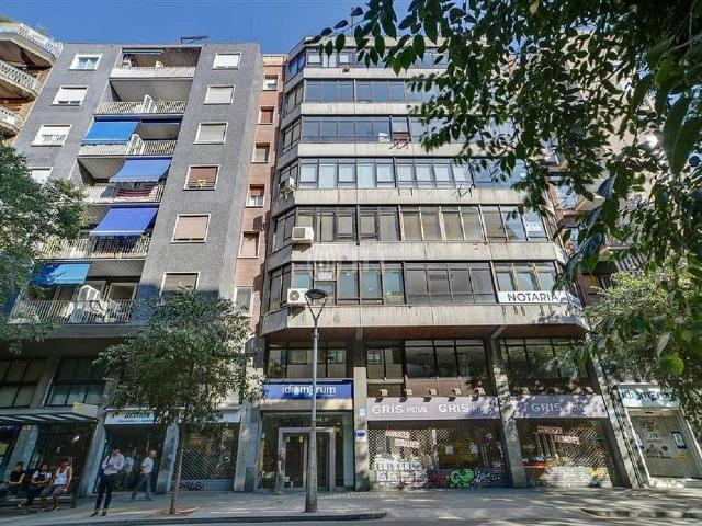 Oficina en alquiler en calle De Sepúlveda, Barcelona, de 243 m² por 3.159