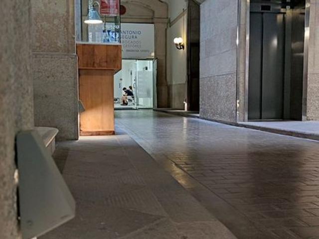 Oficina en alquiler en calle De Trafalgar, Barcelona, de 94 m² por 1.650