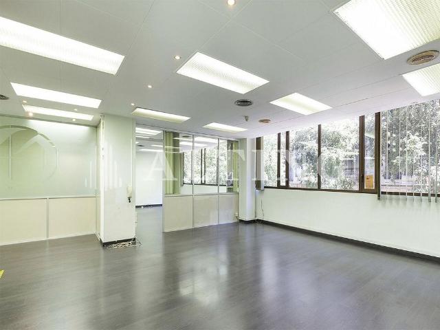 Oficina en alquiler en calle De València, Barcelona, de 174 m² por 2.437