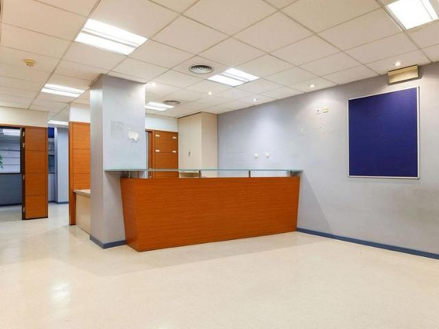 Oficina en alquiler en calle De València, Barcelona, de 170 m² por 2.437