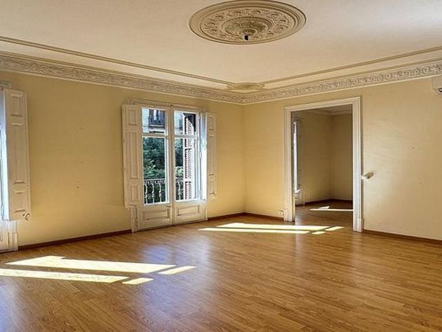 Oficina en alquiler en calle De València, Barcelona, de 187 m² por 2.800