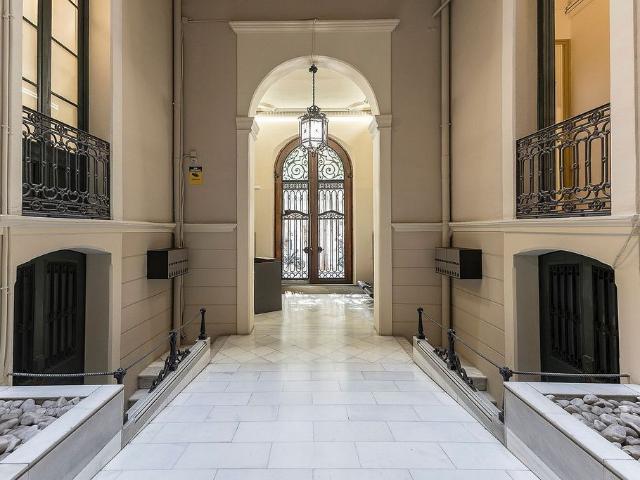 Oficina en alquiler en calle De València, Barcelona, de 200 m² por 3.960