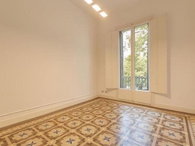 Oficina en alquiler en calle Del Consell de Cent, Barcelona, de 162 m² por 3.950