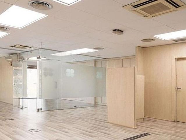 Oficina en alquiler en calle Gran Via de Les Corts Catalanes, Barcelona, de 134 m² por 2.144