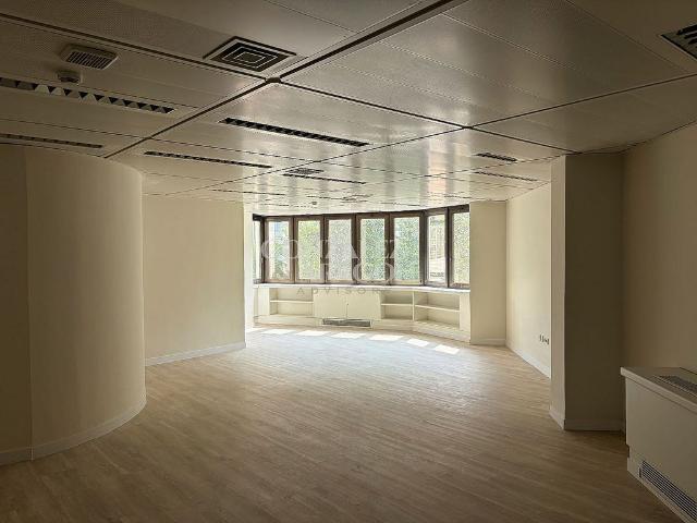 Oficina en alquiler en plaza De Francesc Macià, Barcelona, de 120 m² por 1.999