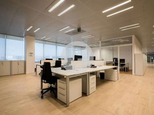 Oficina en alquiler en plaza De la Pau, Cornellà de Llobregat, de 890 m² por 13.800