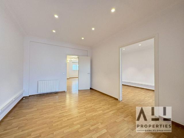 Oficina en alquiler en rambla De Catalunya, Barcelona, de 76 m² por 1.976