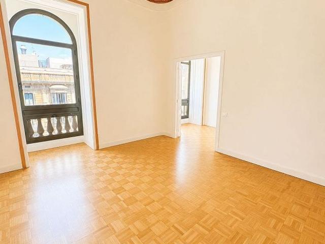 Oficina en alquiler en ronda De la Universitat, Barcelona, de 120 m² por 1.600