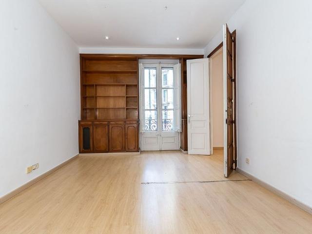 Oficina en alquiler en ronda De la Universitat, Barcelona, de 139 m² por 2.900