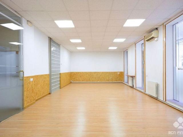 Oficina en alquiler en ronda De Sant Pere, Barcelona, de 156 m² por 1.800