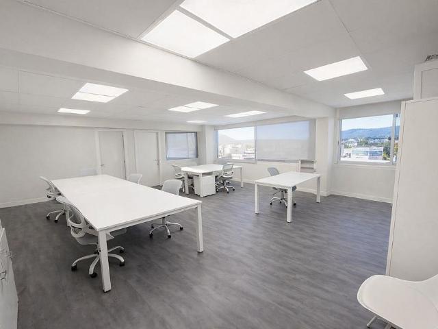 Oficina en alquiler en Sant Cugat del Vallès, de 200 m² por 1.800