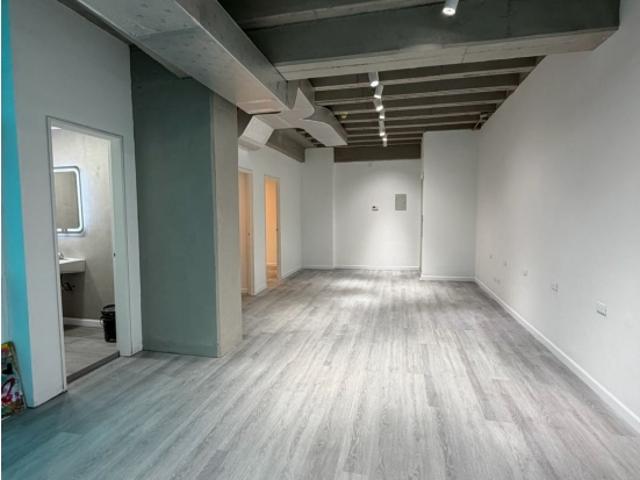 Alquilo oficina 61m2 Torre Espo 3A Las Mercedes 5231