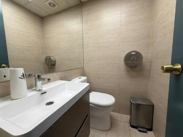 Oficina en arriendo en Barrio el Golf Las Condes | 5 Espacios por CLF 55.00 en Las Condes