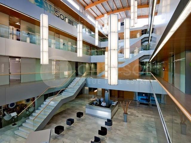 Oficina en venta en avenida Corts Catalanes, Sant Cugat del Vallès, de 200 m² por 520.000