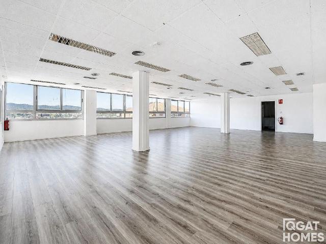 Oficina en venta en avenida De Cerdanyola, Sant Cugat del Vallès, de 287 m² por 419.000