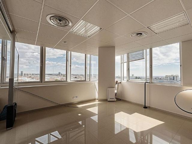 Oficina en venta en avenida De Les Drassanes, Barcelona, de 179 m² por 720.000