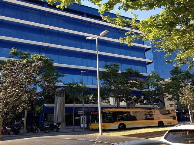 Oficina en venta en avenida Dels Vents, Badalona, de 314 m² por 200.000
