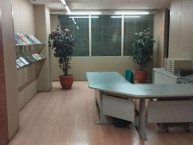 Oficina en venta en calle Nou, Figueres, de 314 m² por 368.000