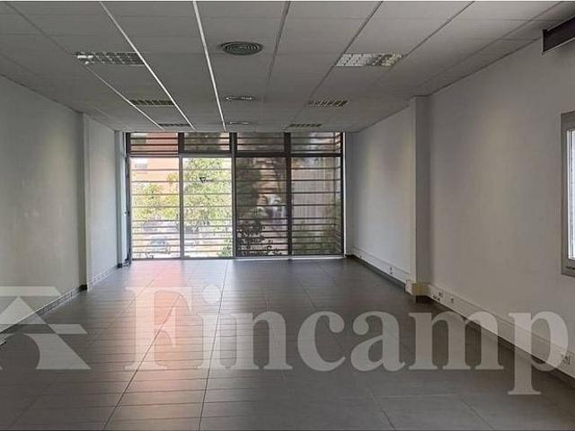 Oficina en venta en calle Barcelona, Barbera del Vallès, de 90 m² por 120.000