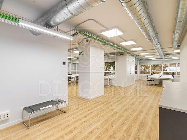 Oficina en venta en calle De Calàbria, Barcelona, de 142 m² por 448.000