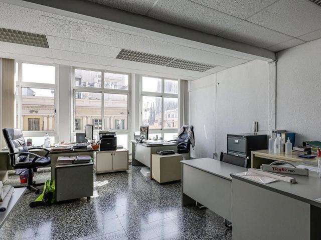 Oficina en venta en calle De Sicília, Barcelona, de 63 m² por 280.000