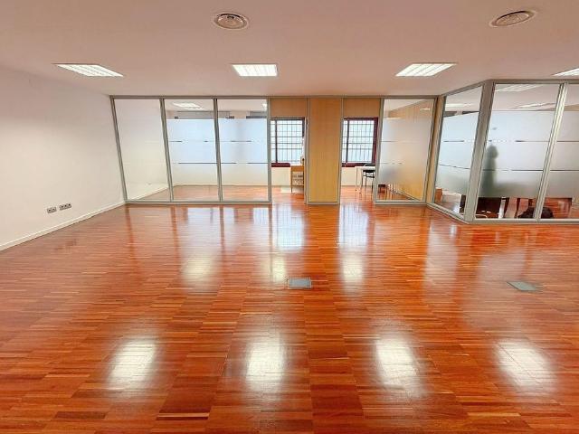 Oficina en venta en calle Del Marquès de Sentmenat, Barcelona, de 144 m² por 399.000