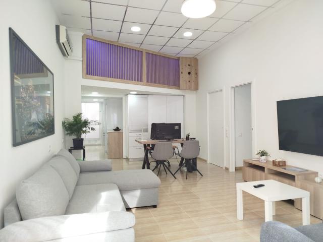 OFICINA PROFESIONAL CON AREAS DE DESCANSO
