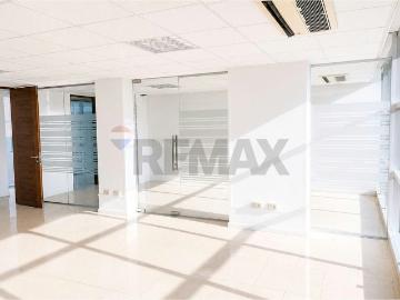 Oficina 124 m² metro manquehue | Espacios por CLF 65.00 en Las Condes