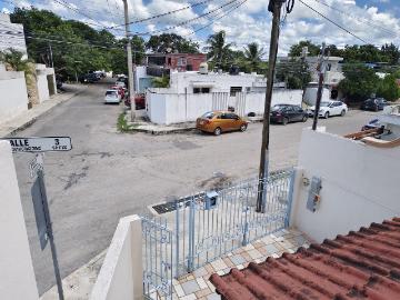 Oficinas en esquina a una calle de avenida principal