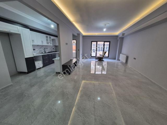 Ofis Kullanımına Uygun, Bahçesi Olan Lüks Kiralık 3+1 Daire
