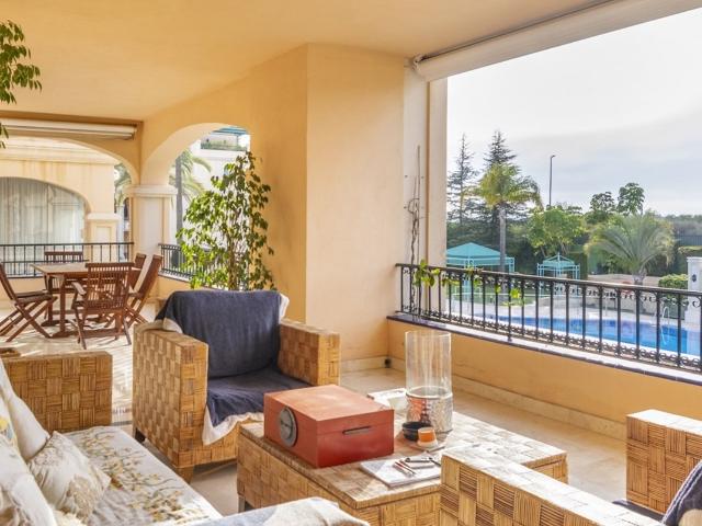 Ofrecemos un apartamento único con un excelente diseño y una enorme terraza en el corazón de la Milla de Oro de Marbella!