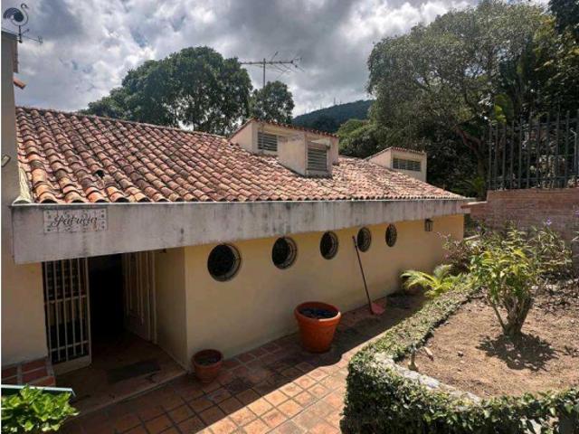 OFREZCO EN VENTA CASA PARA REMODELAR LA TRINIDAD URB LA SOROCAIMA