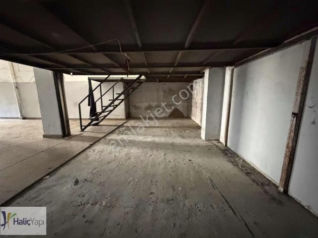 Okmeydanında Ana Caddeye Yakın Kiralık Giriş Dükkan
