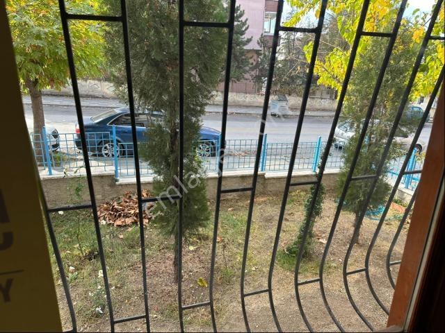 Okullar Caddesi Üzeri 3+1 Yüksek Giriş Altta Daire Vardır