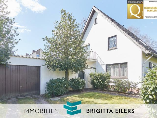 OHNE Käuferprovision: Großes Einfamilienhaus mit reizvollem Terrassenhof & Garage in zentraler Lage