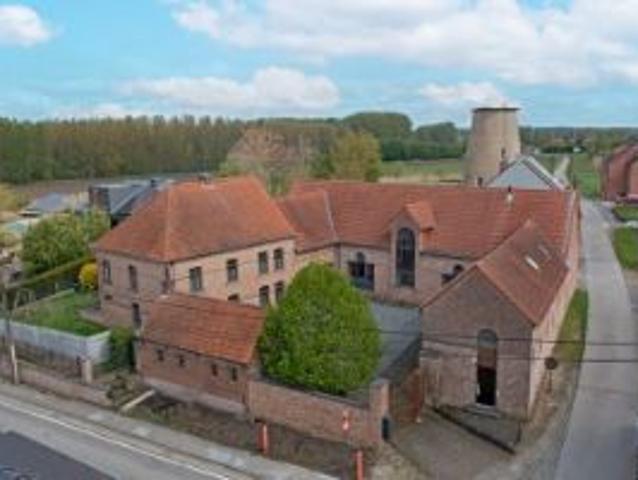 Oosterhoeve: bedrijfsgebouw 660m² met woonst 225m²