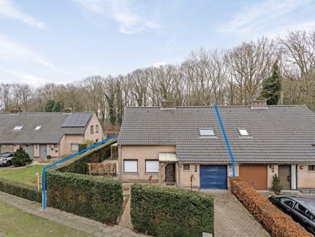 Ruime op te frissen woning in rustige wijk te Oostkamp