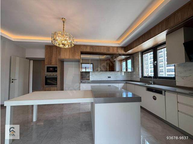ÇÖL EMLAK'TAN TERAS BALKON GENİŞ MUTFAK EBEVEYN BANYO GİYİNME ODALI BULVAR'DA MEGA LÜX YAPIDA SIFIR