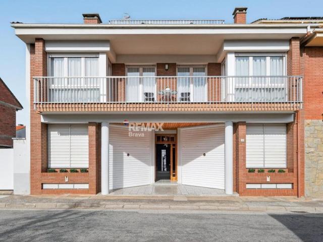 Olot | Casa pareada con amplio garaje, espacios polivalentes y posibilidad de ampliación