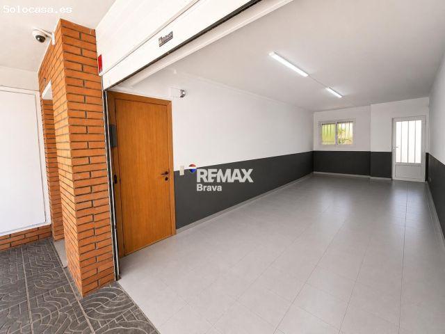 Olot | Casa pareada con garaje, patio y chimenea en una tranquila zona residencial