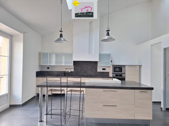 OLONZAC: grand appartement duplex de 182.22 m2 habitables entièrement repeint avec terrasse de 28 m2